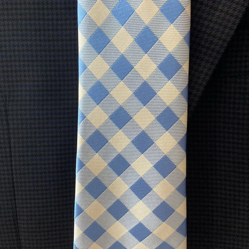 Classic blue tie for the navy suit